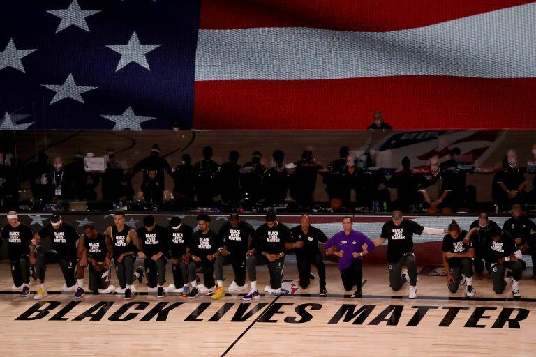 El homenaje en el partido entre los Lakers y los Clippers. (AP)