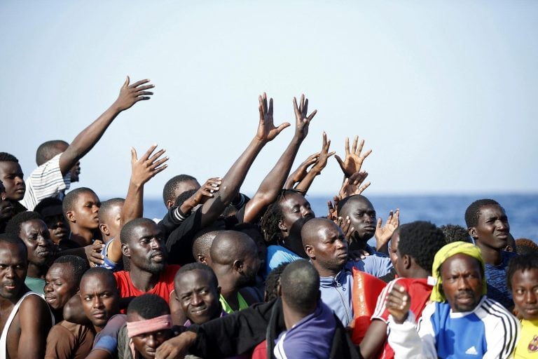 CRI18 MAR MEDITERRÁNEO 20/10/2016.- Fotografía cedida hoy, 20 de octubre de 2016, por la Crus Roja Italiana (CRI), que muestra una operación de rescate de inmigrantes en el Mar Mediterráneo. Equipos de la Cruz Roja Italiana y del Malta Migrants Offshore A