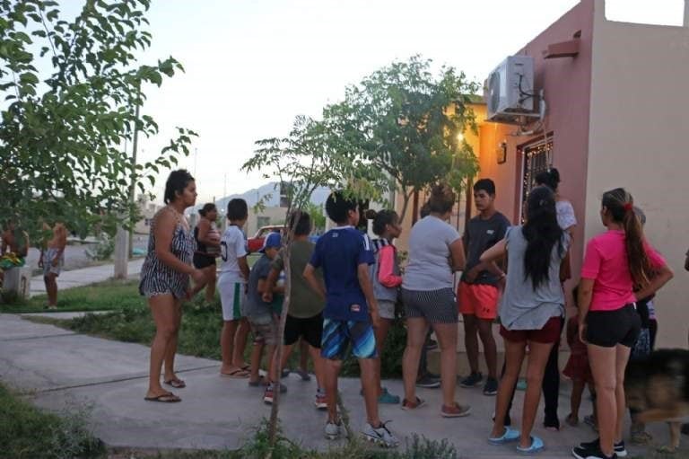 Los vecinos se movilizaron para evitar que saquen a la pareja de abuelos del departamento.