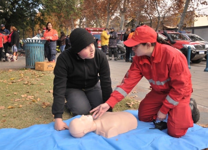 Las distintas dotaciones de Bomberos enseñaron primeros auxilios a los ciudadanos en la plaza Independencia en pleno centro de Mendoza.