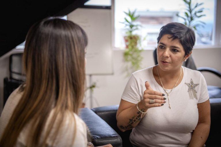 Directora de PAMI, Yesica Garay  junto a Sabrina Marcucci, secretaria de Políticas Sociales, Sanitarias y Derechos Humanos del Municipio