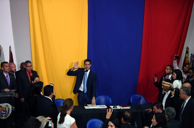 Guaidó se autoproclamó presidente de la Asamblea en un edificio extraoficial con algunos diputados. (Foto: Yuri CORTEZ/AFP)