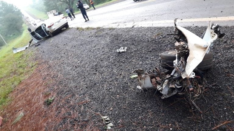 Un patrullero chocó de frente contra un camión en Santo Pipó