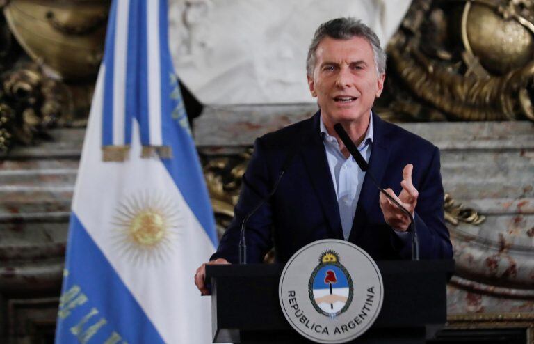 BAS08. BUENOS AIRES (ARGENTINA), 29/01/2018.- El presidente de Argentina, Mauricio Macri, habla hoy, lunes 29 de enero de 2018, durante un acto de gobierno, en Buenos Aires (Argentina). Macri anunció hoy una reducción del 25 % de los cargos políticos del Ejecutivo nacional y la congelación de los salarios de los funcionarios, y afirmó que prohibirá que ningún familiar de los ministros pueda formar parte del Gobierno. EFE/David Fernández