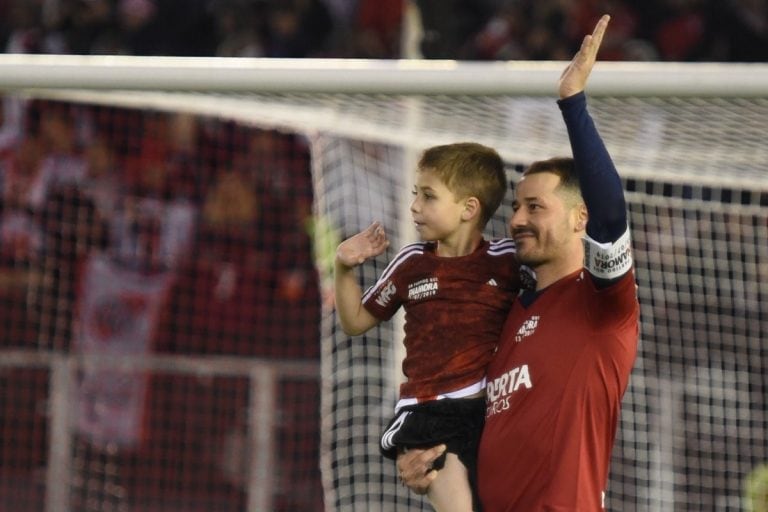 Rodrigo Mora y su hijo Máximo (Foto: @RiverPlate)