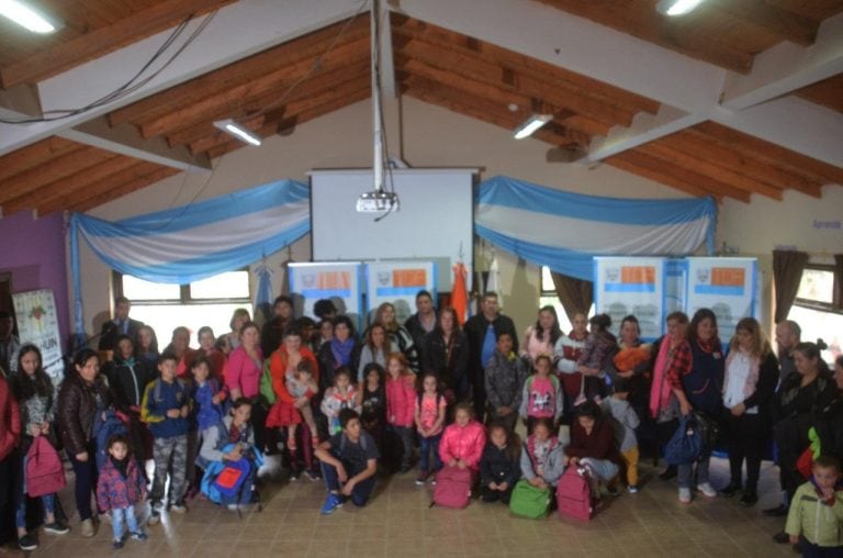 Entrega de Kids escolares en Tolhuin