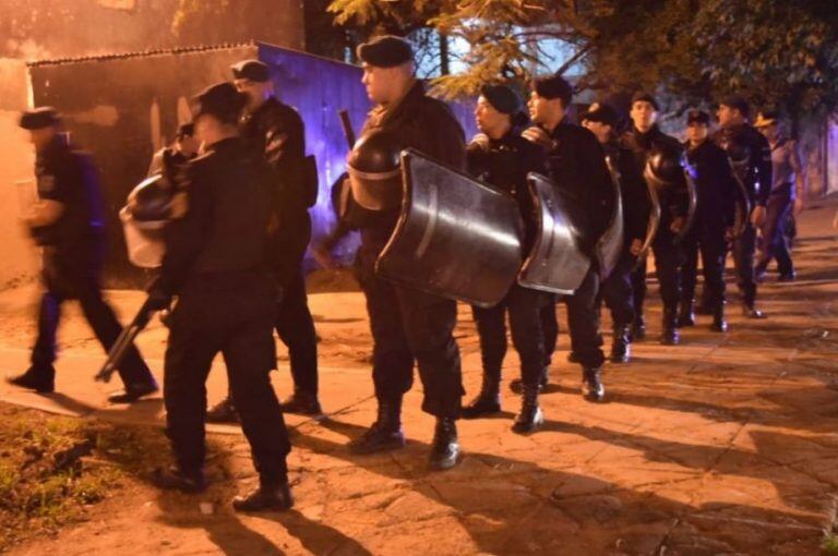 Operativo de la Policía de Corrientes en el barrio Mil Viviendas. (Foto: Época)