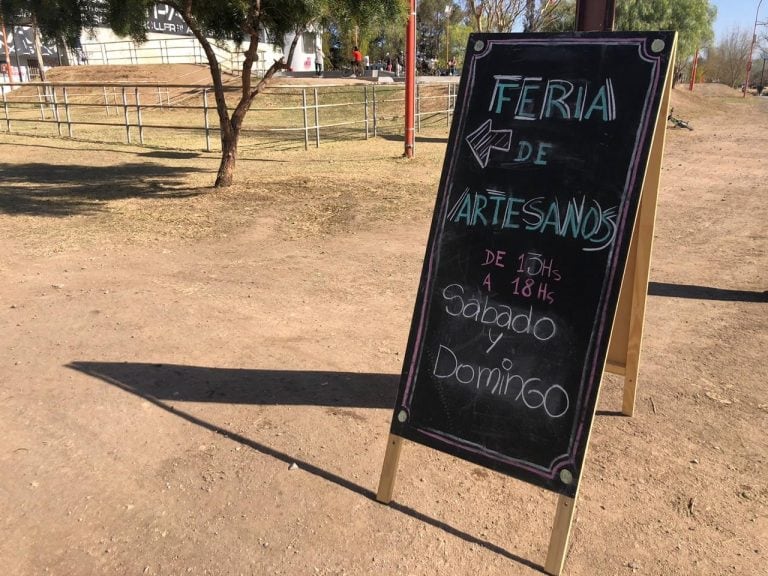 Feria de artesanos en la costanera del lago San Roque. Foto: VíaCarlosPaz