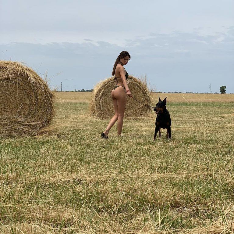 En una cómica secuencia Barby Franco posó con su perro en el medio del campo