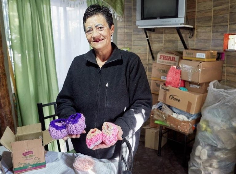 Beatriz Pelaitay se sumó a la colecta "No Más Hambre - Las Heras" Solidaria tejiendo.