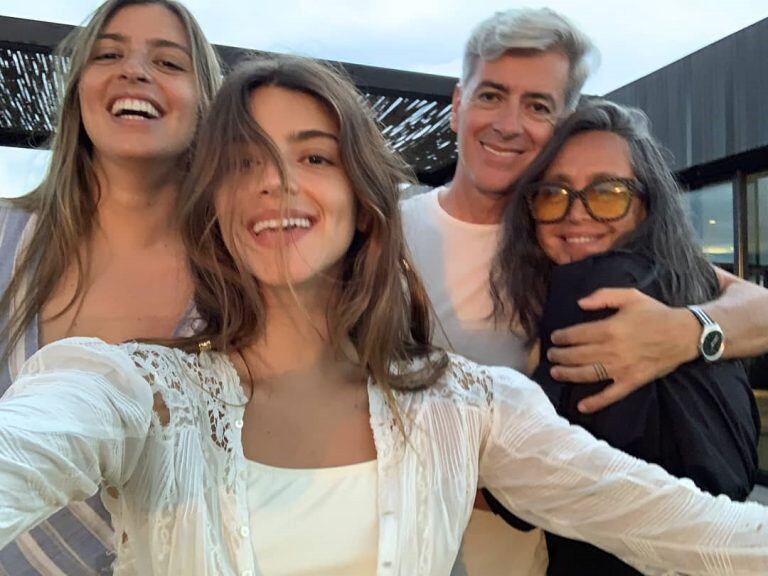 Calu Rivero junto a su hermana Marou, su mamá Rita  y su papá Guillermo (Foto: Instagram/@lguillermorivero1)