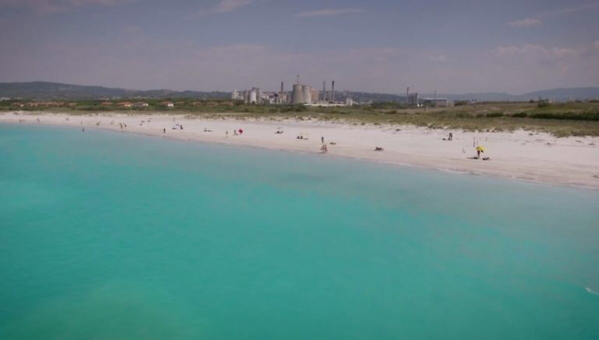 El peligro tóxico detrás de una increíble playa de aspecto paradisíaco en Italia