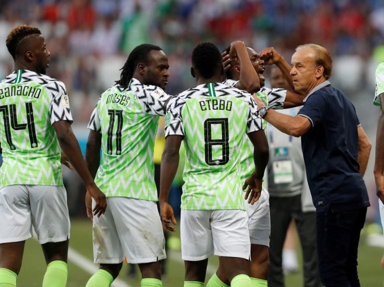 Gernot Rohr junto a su equipo