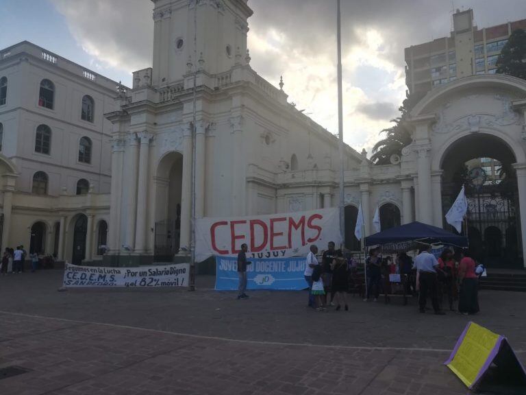 La asamblea del Cedems resolvió continuar con la presencia de la carpa docente en la vereda de la catedral.