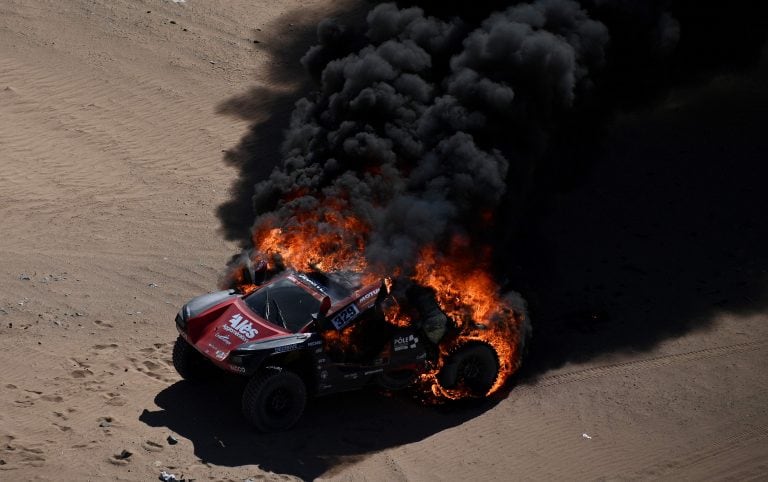 El francés Romain Dumas, dos veces ganador de las 24 Horas de Le Mans, tuvo que abandonar después de que su vehículo se incendiase cuando sólo había recorrido 65 km. (Photo by FRANCK FIFE / AFP)