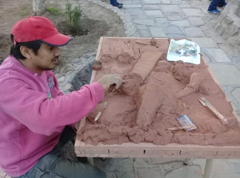 A la vista del público, trabajan los artistas en la plaza "25 de Mayo" de Humahuaca.