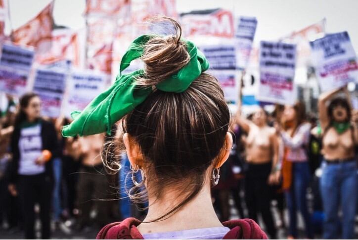 Manifestantes se sumaron a la iniciativa de quedar con el torso descubierto (web).