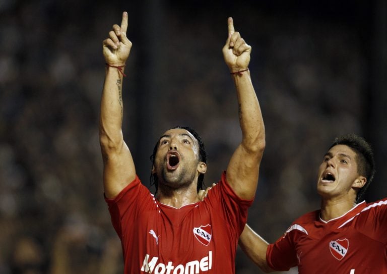 Farías celebra un gol contra Boca Juniors con su compañero Patricio Rodríguez el 11 de marzo de 2012 (EFE)