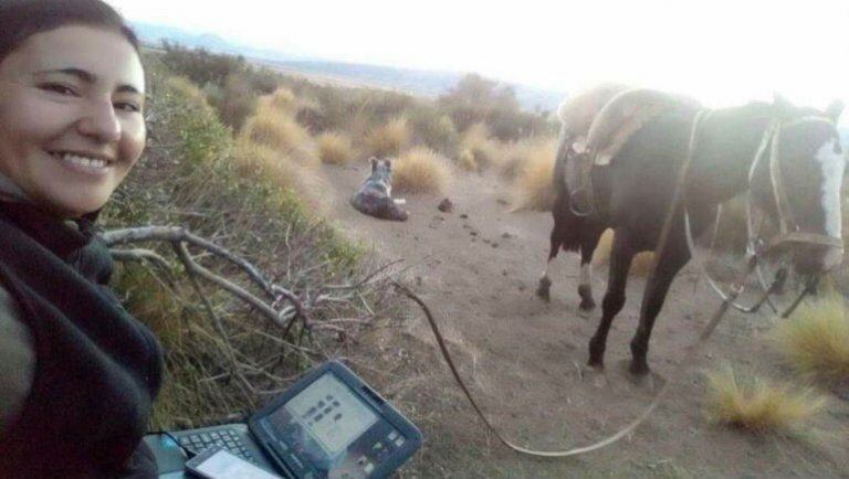 Para recibirse de profesora sale a caballo a buscar señal de internet y cumplir con sus clases (Foto: LMN)