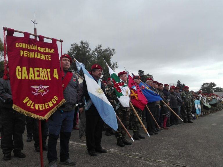 El estandarte de la Comisión de Homenaje Permanente del Grupo de Artillería Aerotransportado 4 es llevado durante la ceremonia por los propios veteranos de guerra. Tropas con uniformes históricos también forman parte del desfile.