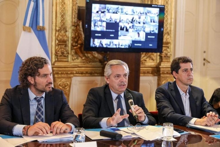 El presidente Alberto Fernández , flanqueado por el jefe de Gabinete, Santiago Cafiero y el ministro del Interior, Eduardo de Pedro, mientras lidera una reunión para evaluar medidas contra el coronavirus. (Foto: EFE/Cedida por la Presidencia de Argentina)