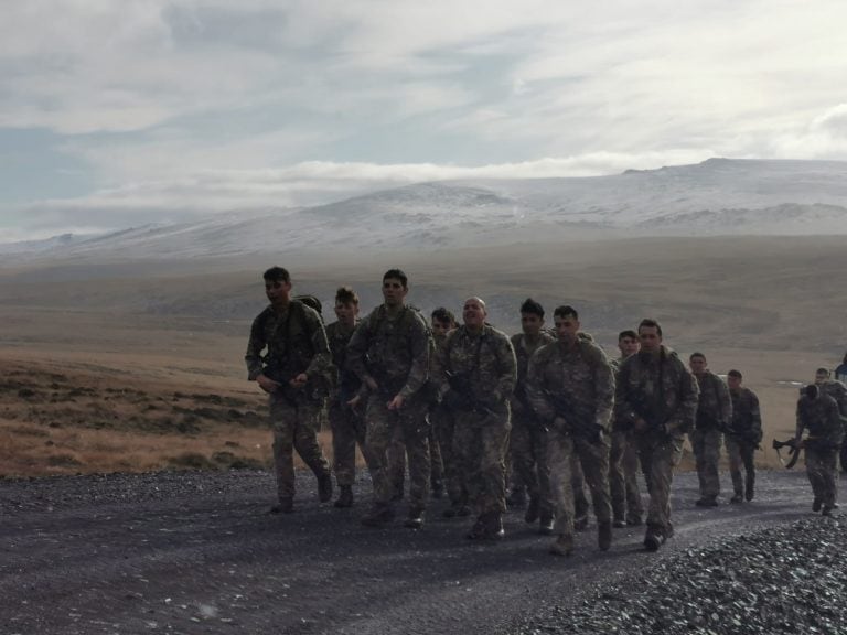 Grenadiers Guards marcha administrativa de 6 millas.