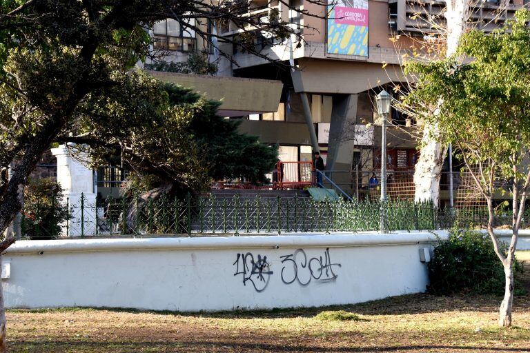 Pintadas en el Paseo Sobremonte.