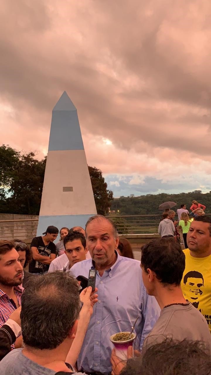 En el hito Tres Fronteras, Schiavoni continuó el diálogo con vecinos y periodistas locales. (Gentileza Paz Tejerina)