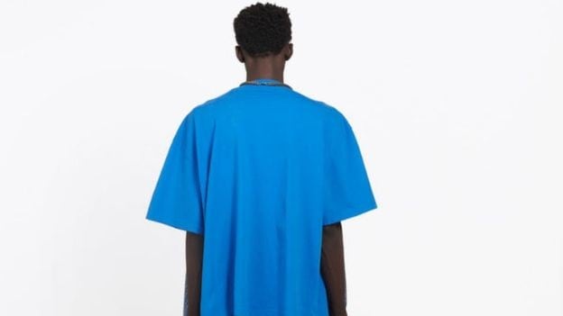 Tras las "Crocs con plataforma", Balenciaga lanzó la "camisa camiseta"