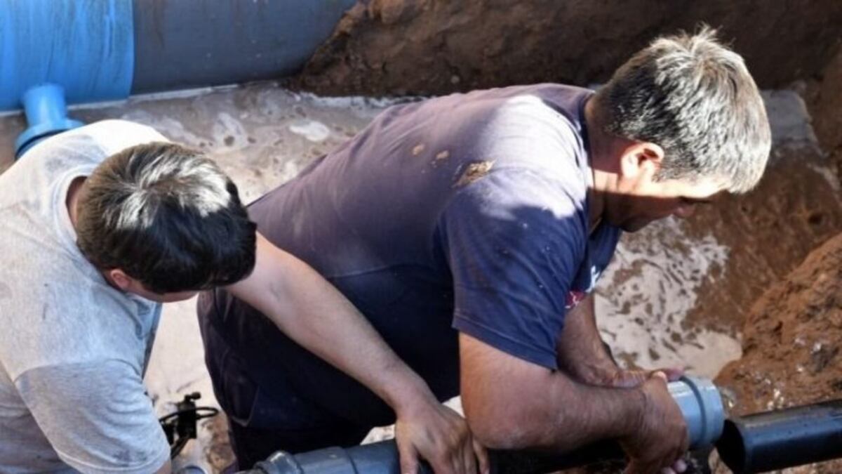 Detectan pérdida en un caño y sigue el corte de agua en los barrios del sur de San Luis