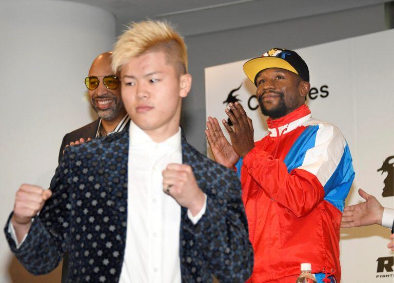 Floyd Mayweather y Tenshin Nasukawa. Foto: AP.