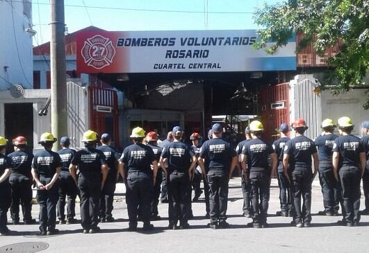 Los nuevos bomberos voluntarios festejaron el fin de año. (@BombVolRosario)