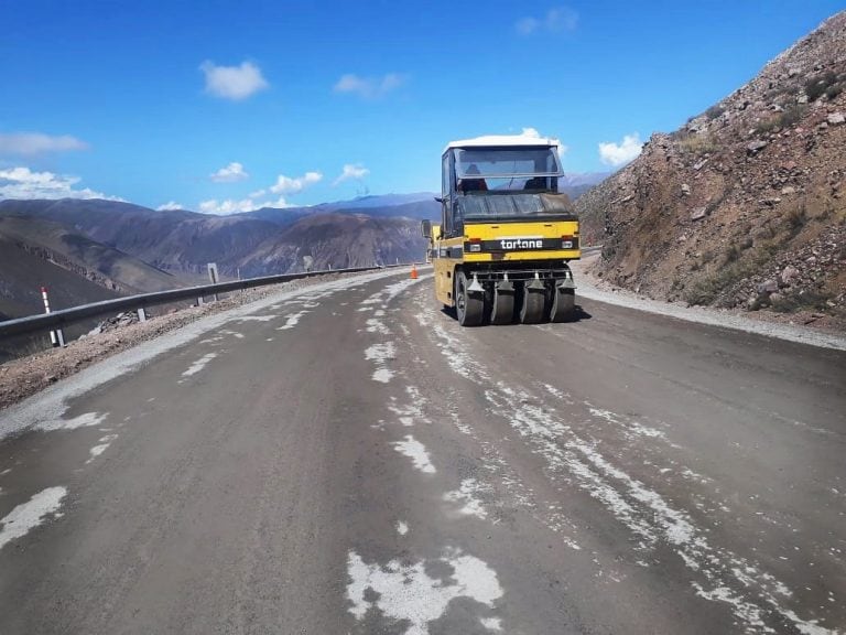 Los trabajos en desarrollo comprenden tareas de bacheo superficial y profundo de la calzada y el reacondicionamiento de las banquinas.