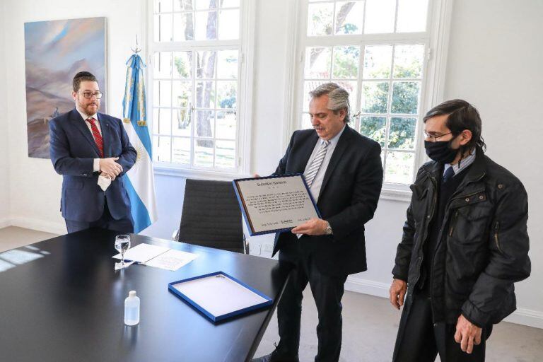 Alberto Fernández se reunió con el padre de la víctima más joven del atentado a la AMIA. (Presidencia de la Nación)