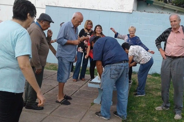 Jóvenes voluntarios mejoraron viviendas de personas mayores