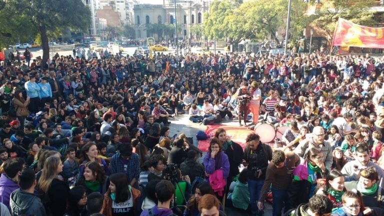 La protesta en defensa de la Universidad Pública se lleva a cabo en la ex Plaza Vélez Sársfield.