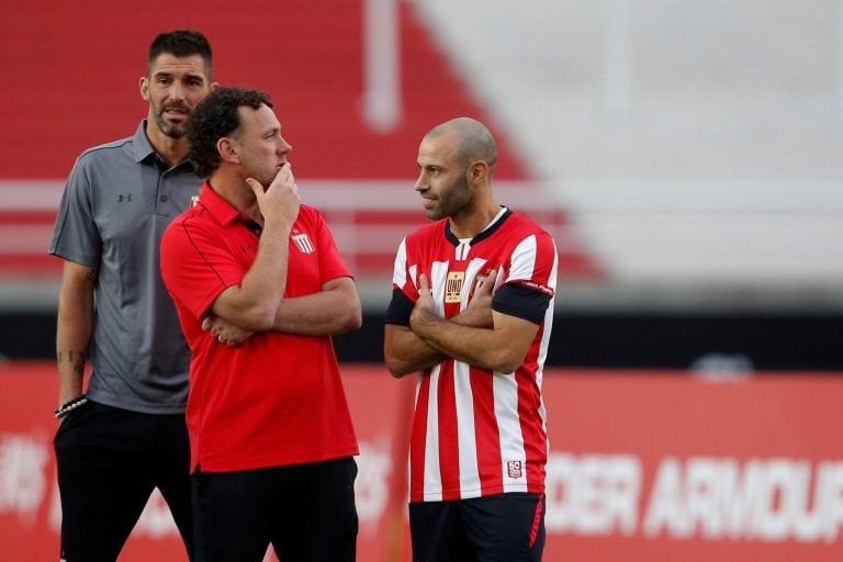 Javier Mascherano habla con Gabriel Milito , director técnico de Estudiantes de La Plata, durante la presentación del futbolista como nuevo refuerzo del Club Estudiantes de La Plata este sábado, en el Estadio Jorge Luis Hirschi (Foto: EFE/ Demian Alday Estévez)