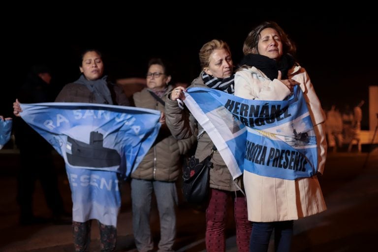 Algunos familiares se reunieron frente a la Base Naval en Mar del Plata (Foto: Federico Cosso/AP)