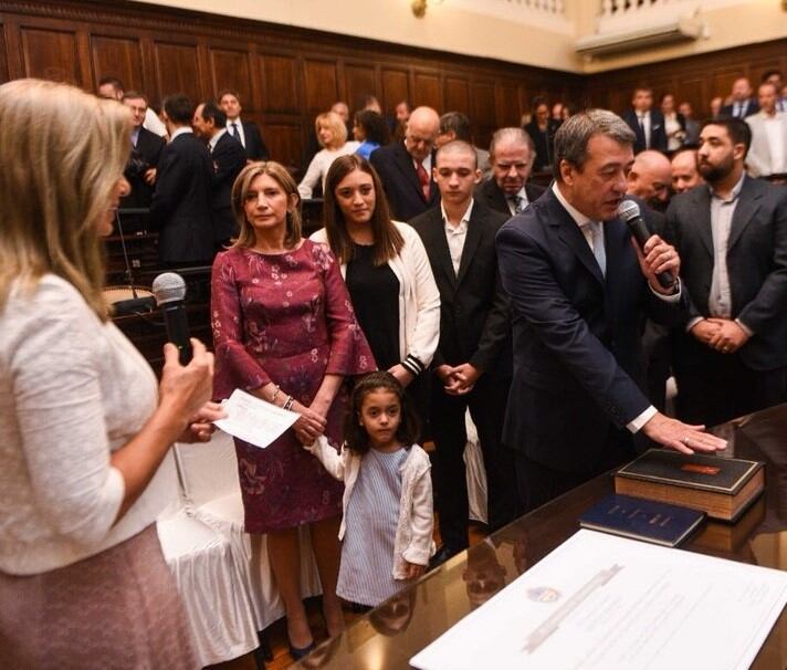 Adolfo Bermejo junto a su familia en la Legislatura.