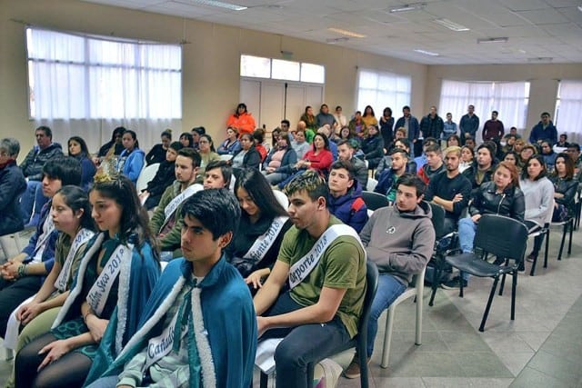 Entrega de becas de Cañadón Seco