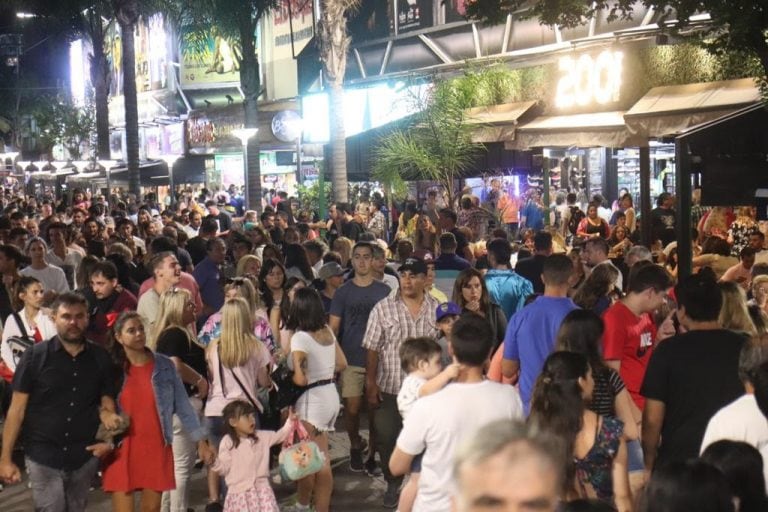 Noche de sábado en Carlos Paz.