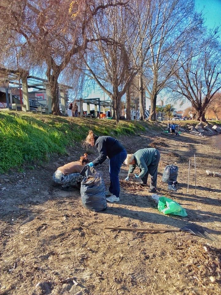 Jornada de limpieza en el lago San Roque