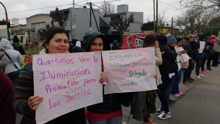 Vecinos de Altos de San Lorenzo se movilizan en reclamo de mejoras barriales.