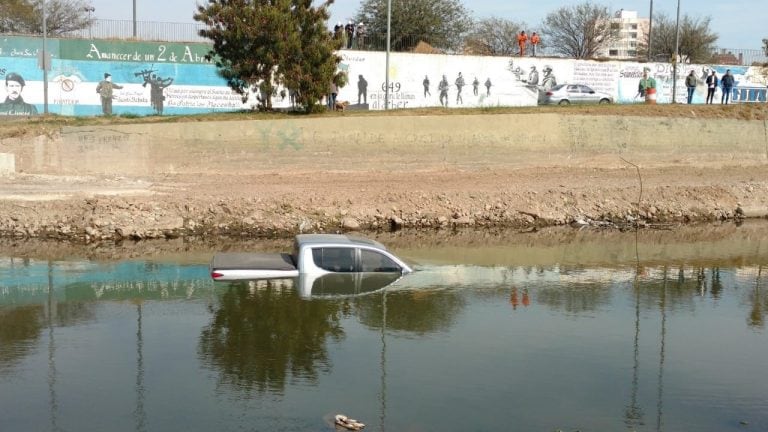 Camioneta cayó al Suquía a la altura del Panal.