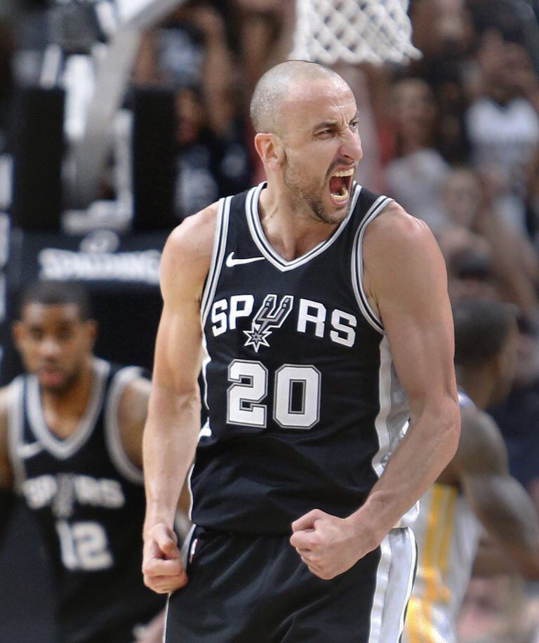 Manu Ginóbili aportó 16 puntos en la victoria de los Spurs ante los Warriors por el cuarto juego de los Playoffs de la NBA. Foto: Ronald Cortes/Getty Images/AFP