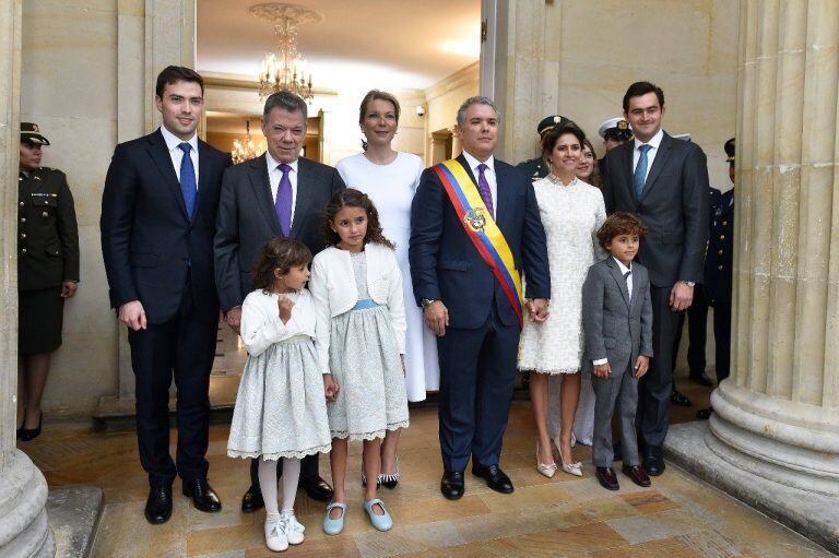 Presidente de Colombia, Iván Duque, acompañado de su esposa María Juliana Ruiz , y sus hijos a su llegada a la Casa de Nariño, sede del Ejecutivo, donde han sido recibidos por el exmandatario Juan Manuel Santos junto a su esposa, María Clemencia Rodríguez y su hijo menor (Web)