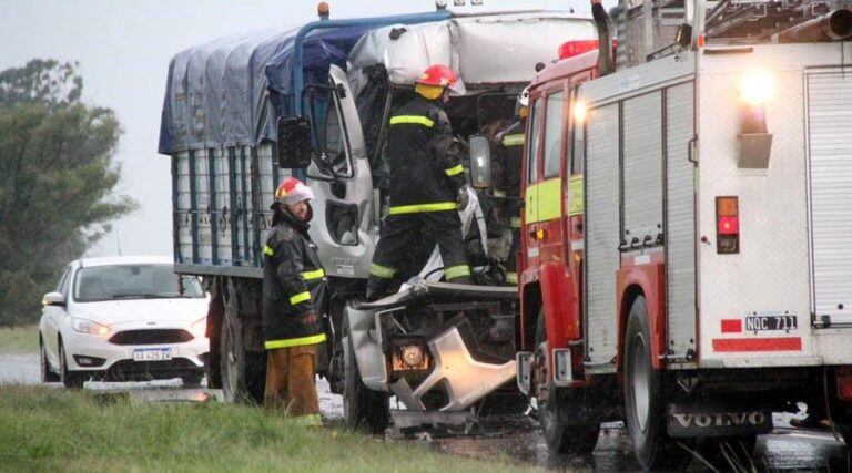 Bomberos de González Moreno trabajaron para rescatar al conductor de la cabina aplastada (Infopico)