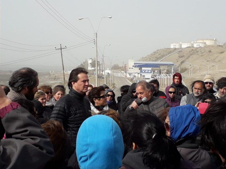 29/09. Los intendentes de Comodoro y Rada Tilly se acercaron al bloqueo a la Playa de Tanques de Km 3.