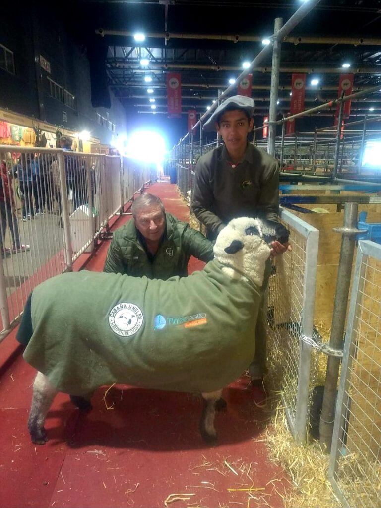 Agustín Fraga cabañero y estudiante de la EFA de Fachinal, feliz con la experiencia de aprendizaje en la Rural de Palermo. (CIMECO)