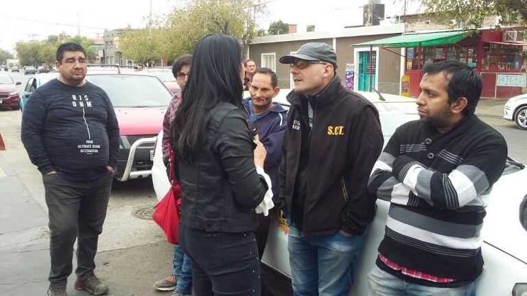 Taxistas y miembros de la Cámara de Expendedores de Combustibles en la puerta de la estación.